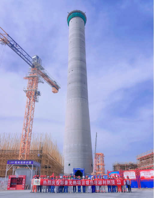 中国能建西北城建承建的新疆鄯善100兆瓦光热发电项目吸热塔顺