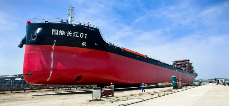 国内首艘万吨级甲醇双燃料综合电力推进内河散货船下水