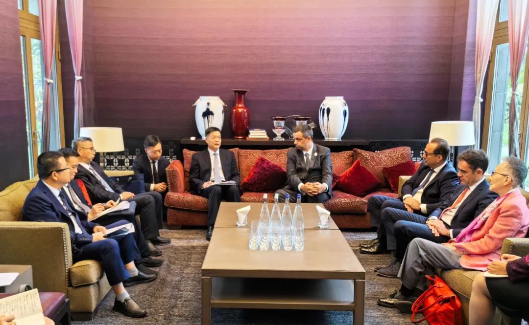 俞培根与法国电力集团董事长兼首席执行官吕克·雷蒙会谈