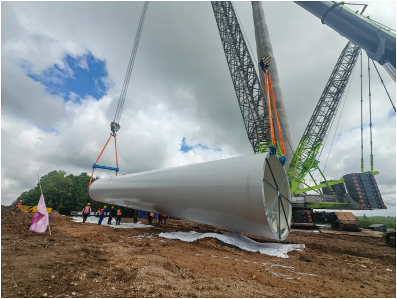 黑龙江省逊克县宝山乡重电200MW首台风机吊装成功