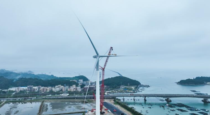 我国企业自主研制的18兆瓦半直驱海上风电机组吊装成功