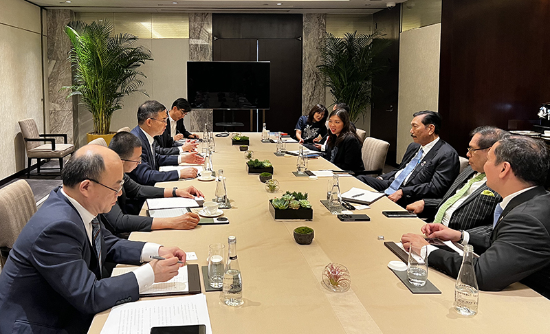 陈观福与印尼海洋与投资统筹部长卢胡特举行会谈