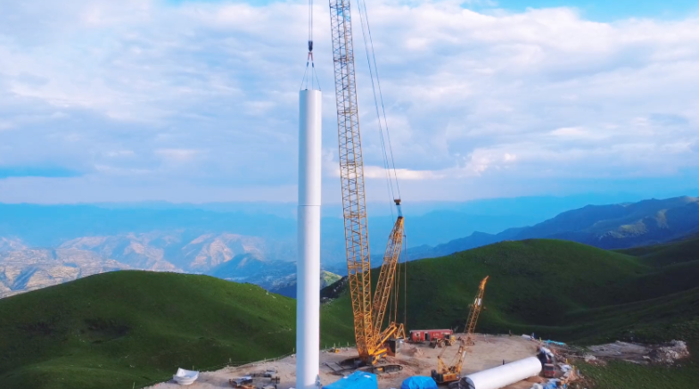 陇南武都区马营30万千瓦风电项目首台风机完成吊装