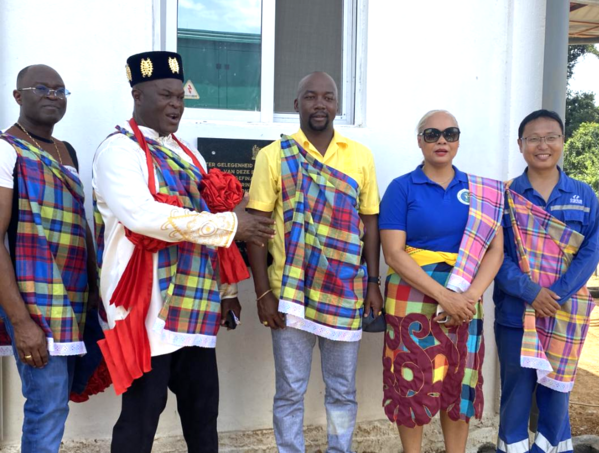 副总统亲临！苏里南村庄微电网光伏项目第二站点完工揭牌及点灯仪