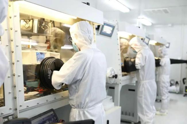 中国团队攻克钙钛矿组件规模化生产技术难题