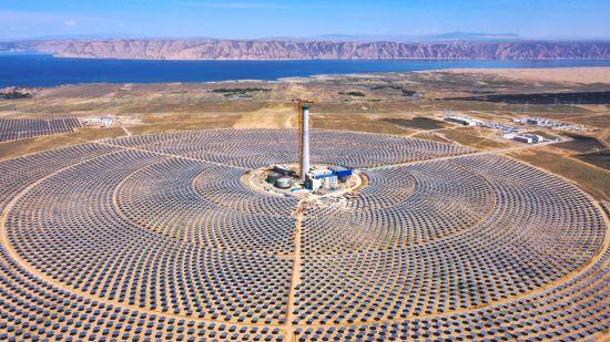 青海共和100万千瓦光伏光热项目吸热塔主体顺利封顶