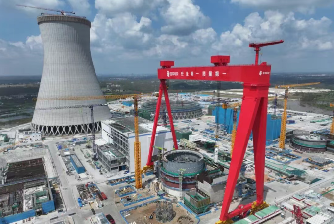 广东廉江核电1号机组稳压器吊装就位