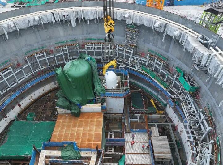 廉江核电1号机组稳压器吊装就位