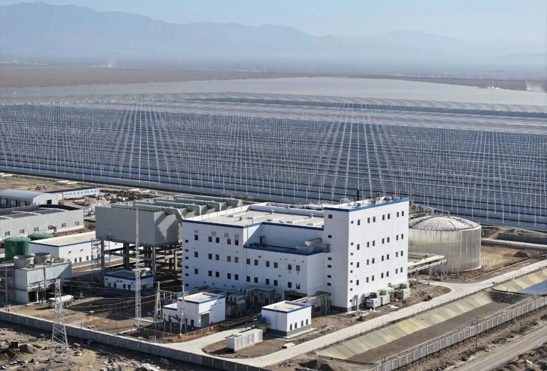 三峡峡能源百万千瓦级光热+光伏项目助力新疆哈密荒漠变“绿”洲