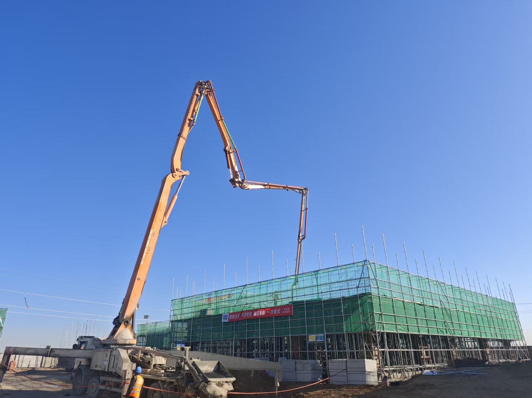 中能建建筑集团大井西220千伏光伏汇集站项目电气综合楼顺利浇