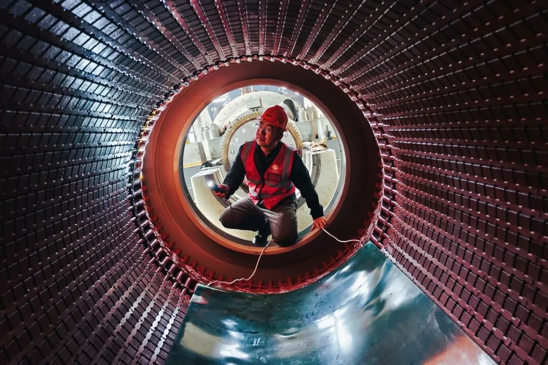 国家能源集团首个线性菲涅尔光热电站发电机转子穿装完成