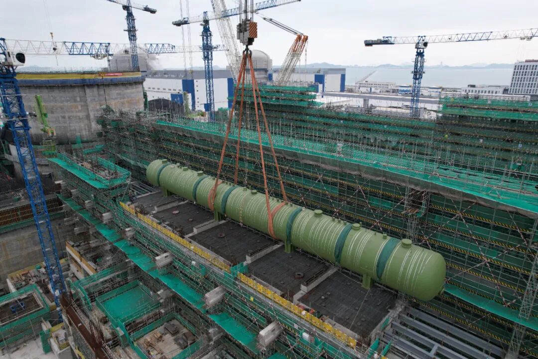 漳州核电3号机组常规岛除氧器成功吊装就位