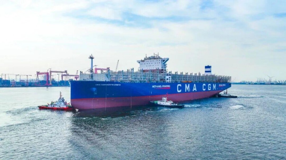 大船集团中船天津首制甲醇双燃料集装箱船出海试航