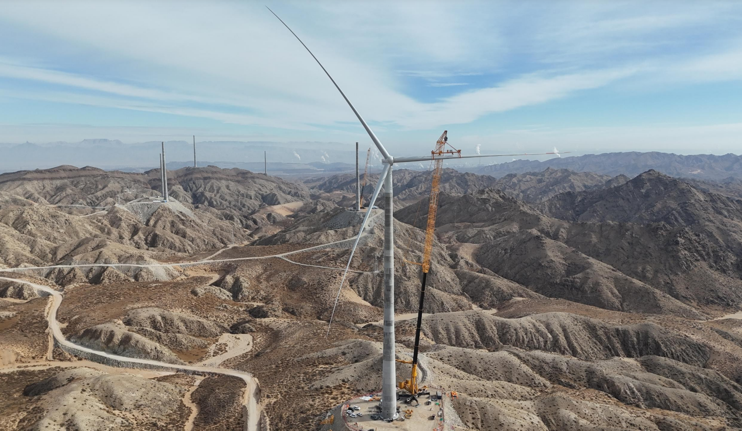 【中国网】160米混塔风机矗立阿拉善 内蒙古清洁能源项目再添