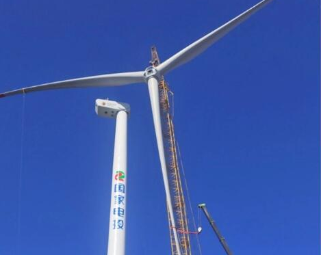 国家电投贵州毕节威宁象鼻岭12MW工程项目完成首台机组吊装