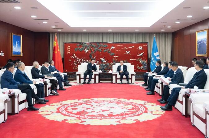 江毅与上海电气董事长、党委书记吴磊举行会谈，加快推进海上风电